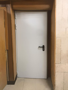 Противопожарная дверь в здании МГУ Противопожарная дверь в здании МГУ